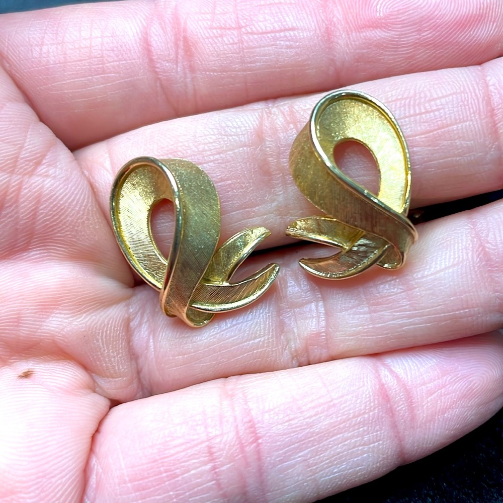 Crown Trifari Gold Tone Ribbon Clip On Earrings